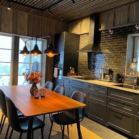 Modern Stuga Med Ski Lodge Kaensla Jarvso Bagian luar foto