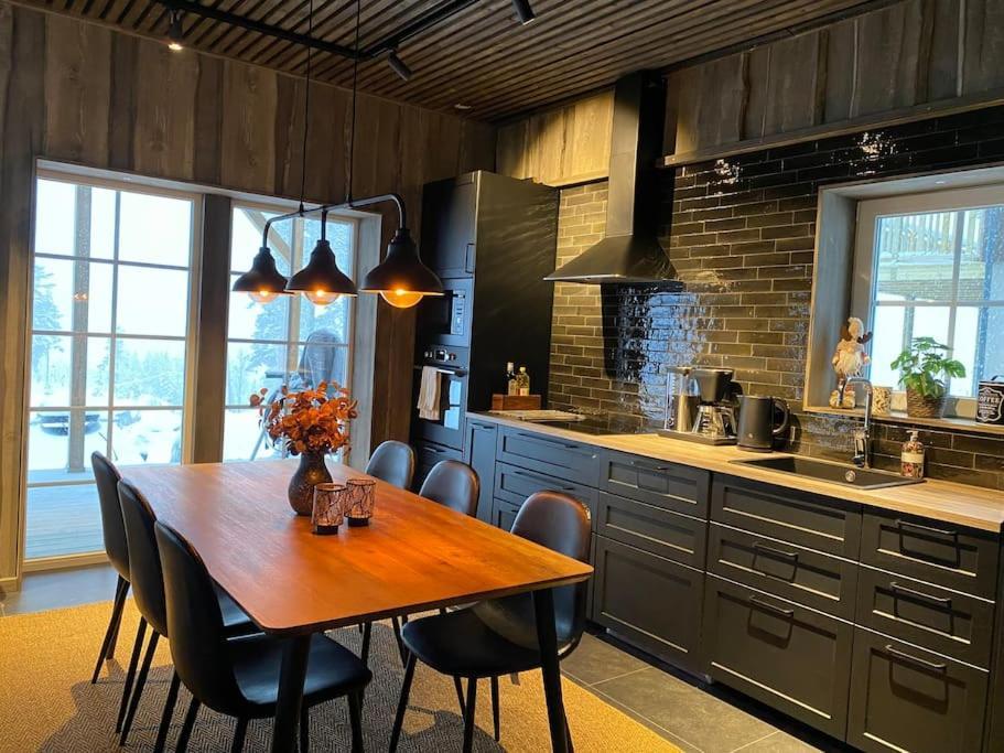 Modern Stuga Med Ski Lodge Kaensla Jarvso Bagian luar foto