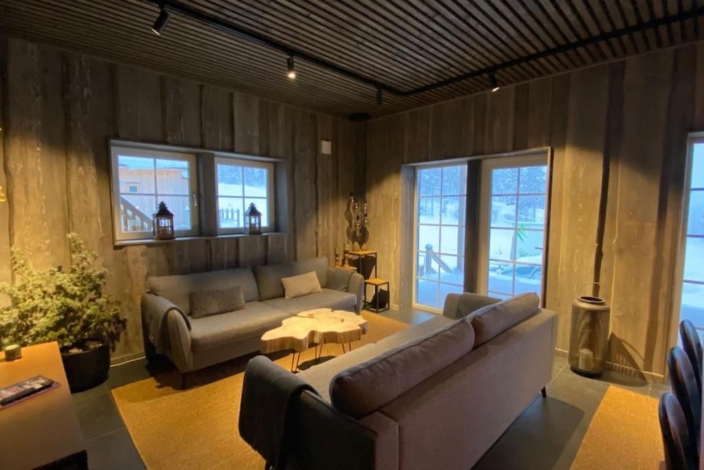 Modern Stuga Med Ski Lodge Kaensla Jarvso Bagian luar foto