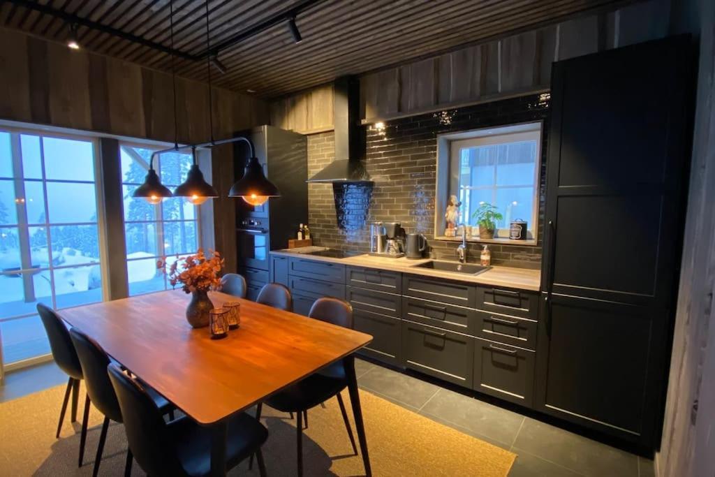 Modern Stuga Med Ski Lodge Kaensla Jarvso Bagian luar foto
